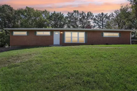 4610 De Chantal Dr, Saint Louis, MO 63128