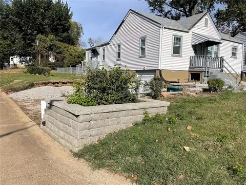 5301 Winslow Dr, Saint Louis, MO 63121