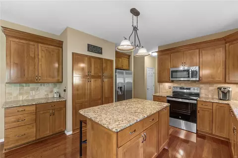 Kitchen - 17261 Hilltop Ridge Dr, Eureka, MO 63025 photo 6 of 10