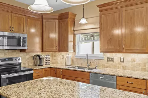 Kitchen - 17261 Hilltop Ridge Dr, Eureka, MO 63025 photo 8 of 10