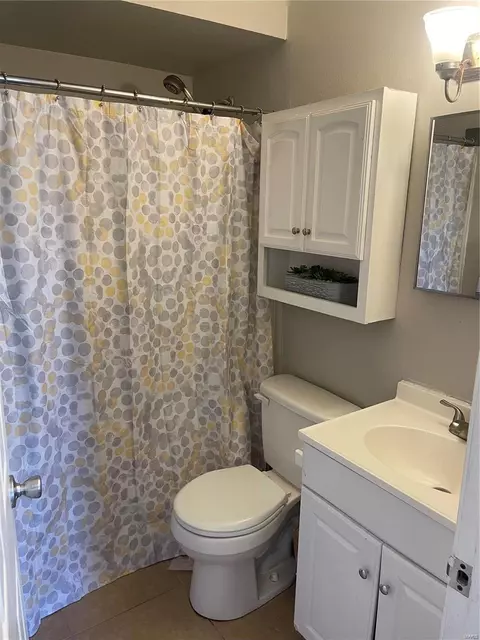 Bath - 412 Saint John Dr, O'fallon, MO 63366 photo 1 of 2