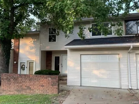 12427 Sea Lane Dr, Florissant, MO 63033