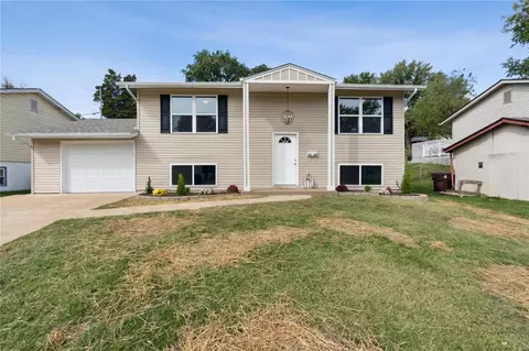5360 Ville Rosa Ln, Hazelwood, MO 63042
