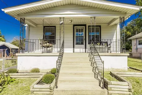 10537 Thorpe Ave, Saint Louis, MO 63114