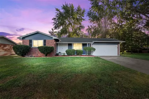 2810 Dover Dr, Florissant, MO 63033