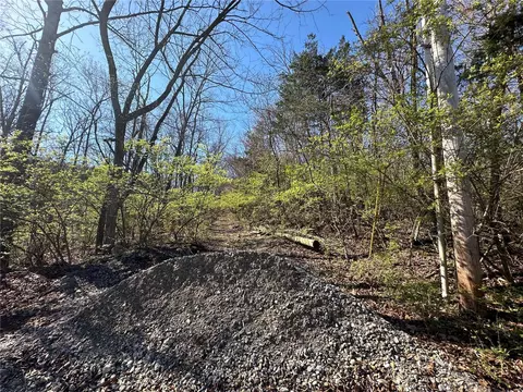 1045 Waterman Dr, Ballwin, MO 63021