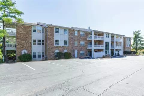 920 Guelbreth Ln #104, Saint Louis, MO 63141