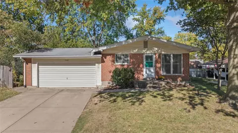 2687 Mckelvey Rd, Maryland Heights, MO 63043