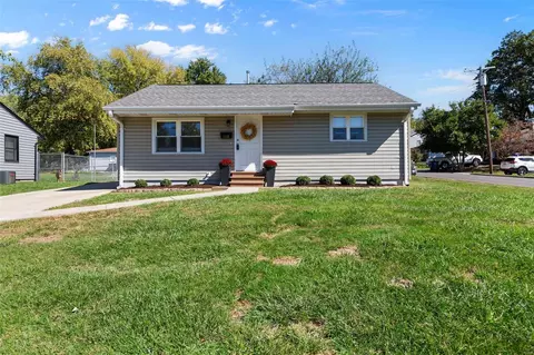 1118 Sanders Dr, Saint Louis, MO 63126