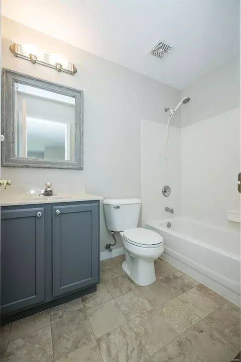 Bath - 640 Hawk Run Dr, O'fallon, MO 63368 photo 4 of 5