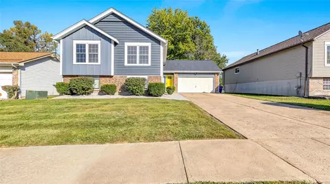 2113 Hungerford Dr, Florissant, MO 63031