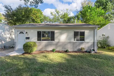217 Ballwin Ave, Ballwin, MO 63021