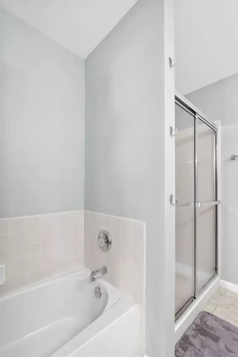 Bath - 117 Hunters Run Ct, Eureka, MO 63025 photo 3 of 4