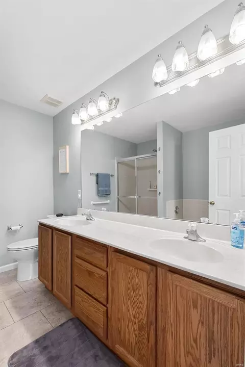 Bath - 117 Hunters Run Ct, Eureka, MO 63025 photo 2 of 4