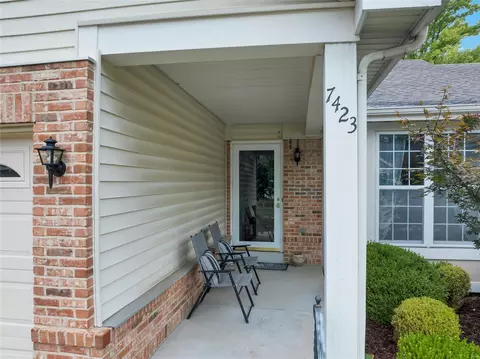 7423 Kenrick Valley Dr, Shrewsbury, MO 63119