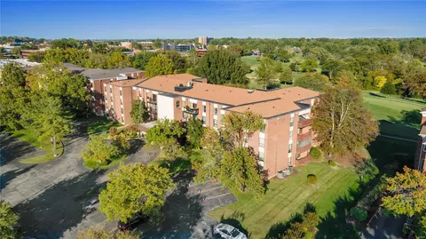 564 Sarah Ln #204, Saint Louis, MO 63141