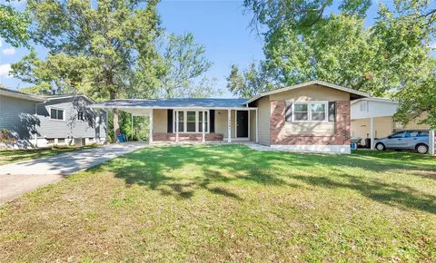 12481 Dawn Hill Dr, Maryland Heights, MO 63043