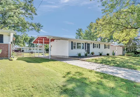 1360 Thrush Ln, Florissant, MO 63031