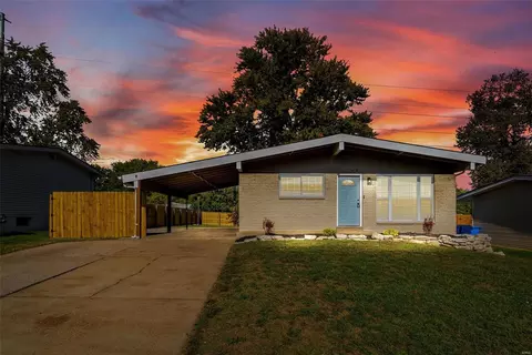 2655 Dove Dr, Florissant, MO 63031