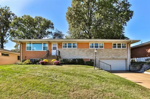 8937 Rusdon Ln, Saint Louis, MO 63126