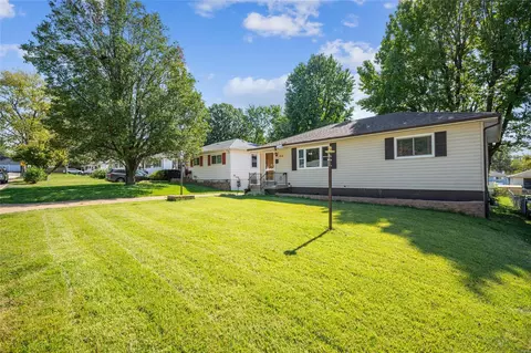 9120 Arvin Pl, Affton, MO 63123 photo 2