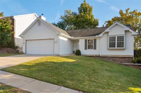 679 Summer Top Cir, Fenton, MO 63026