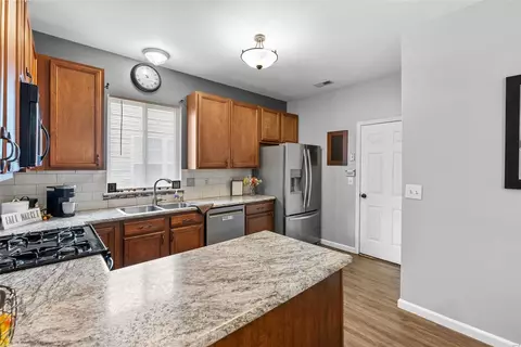 Kitchen - 527 Copper Meadows Ln, O'fallon, MO 63368 photo 5 of 10