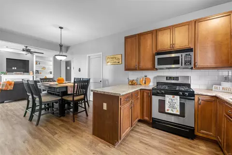 Kitchen - 527 Copper Meadows Ln, O'fallon, MO 63368 photo 3 of 10