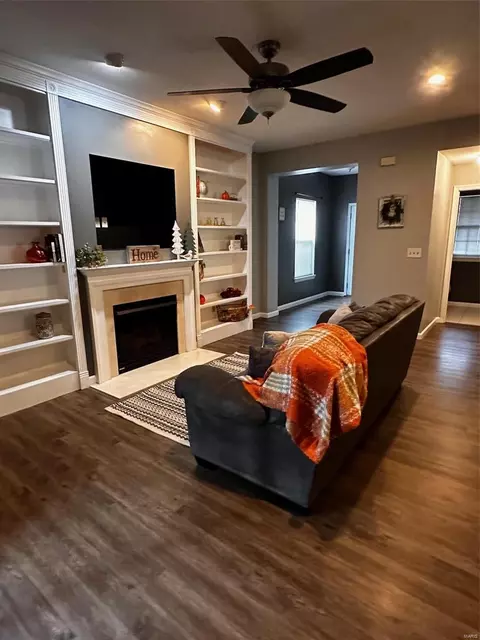 Living - 527 Copper Meadows Ln, O'fallon, MO 63368 photo 2 of 4