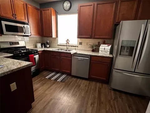Kitchen - 527 Copper Meadows Ln, O'fallon, MO 63368 photo 9 of 10