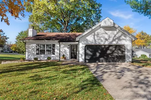 680 Lakewood Dr, Lake Saint Louis, MO 63367