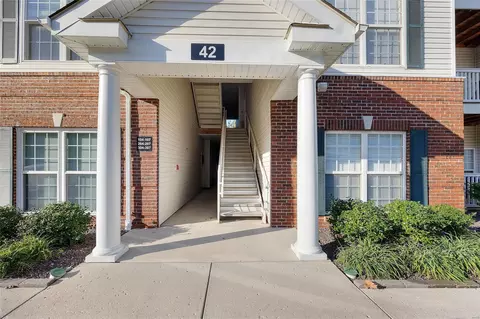42 Kassebaum Ln #204, Saint Louis, MO 63129