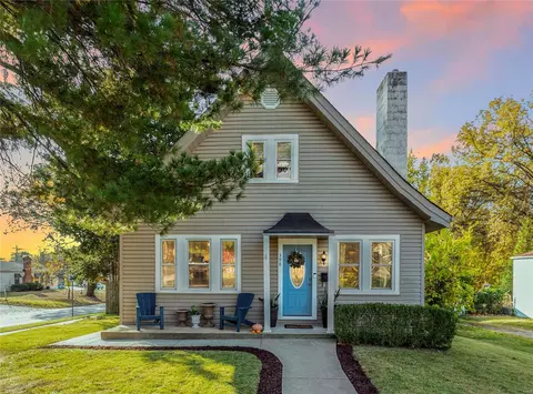 398 E Clinton Pl, Kirkwood, MO 63122