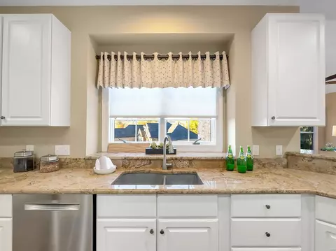 Kitchen - 555 Inverrary Ct, Eureka, MO 63025 photo 9 of 10