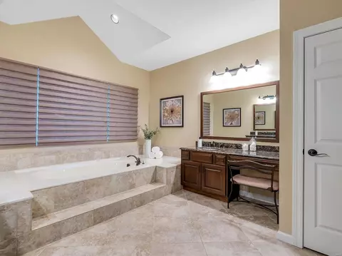 Bath - 555 Inverrary Ct, Eureka, MO 63025 photo 1 of 9
