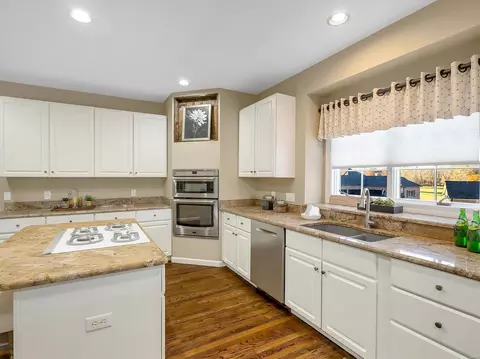 Kitchen - 555 Inverrary Ct, Eureka, MO 63025 photo 8 of 10