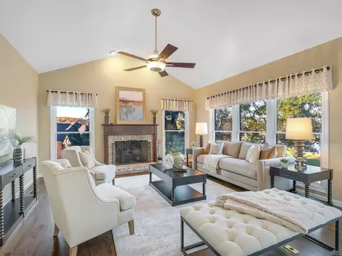 Living - 555 Inverrary Ct, Eureka, MO 63025 photo 6 of 8
