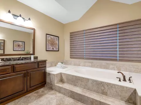 Bath - 555 Inverrary Ct, Eureka, MO 63025 photo 2 of 9