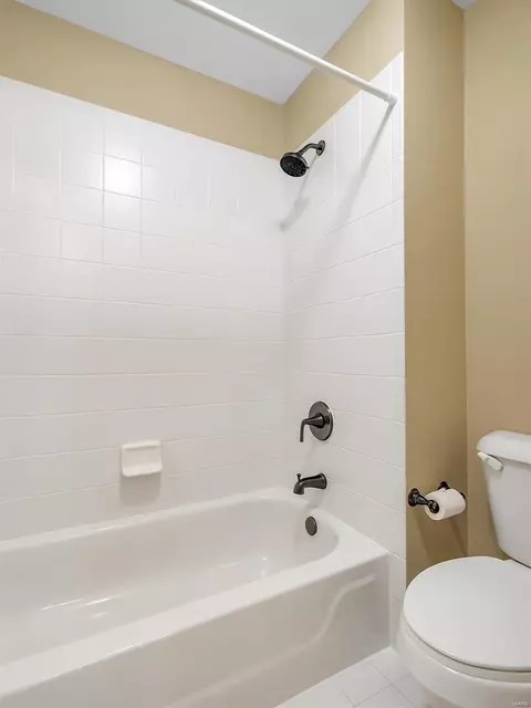 Bath - 555 Inverrary Ct, Eureka, MO 63025 photo 7 of 9