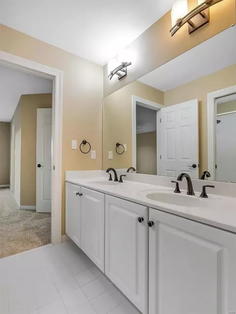 Bath - 555 Inverrary Ct, Eureka, MO 63025 photo 6 of 9