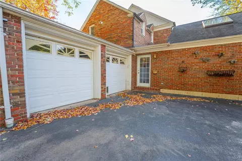 Exterior - 13 Dromara Rd, Ladue, MO 63124 photo 3 of 8