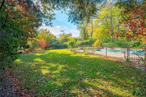 Exterior - 13 Dromara Rd, Ladue, MO 63124 photo 7 of 8