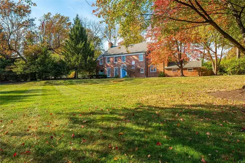 Exterior - 13 Dromara Rd, Ladue, MO 63124 photo 2 of 8