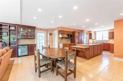 Kitchen - 13 Dromara Rd, Ladue, MO 63124 photo 3 of 3