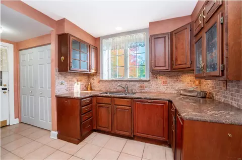 Kitchen - 13 Dromara Rd, Ladue, MO 63124 photo 2 of 3