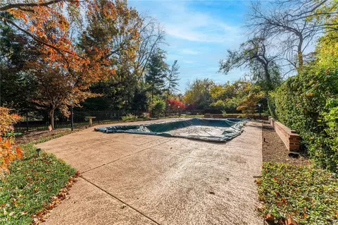 Exterior - 13 Dromara Rd, Ladue, MO 63124 photo 6 of 8