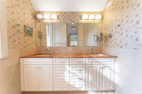Bath - 13 Dromara Rd, Ladue, MO 63124 photo 3 of 5