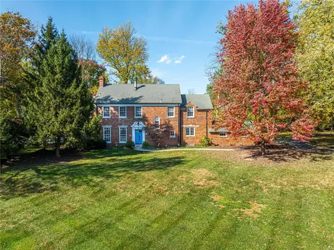 13 Dromara Rd, Ladue, MO 63124