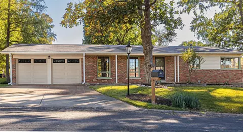776 Gradient Dr, Mehlville, MO 63125