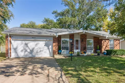 907 Lamplight Ln, Hazelwood, MO 63042